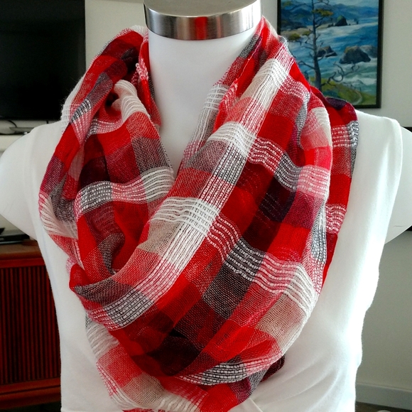 Women's scarf - Picture 1 of 2